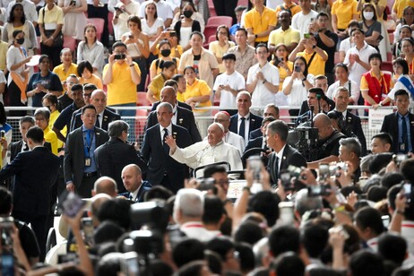 L'arrivo del Papa al National Stadium di Singapore