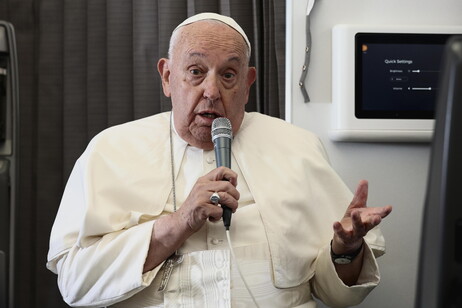 El papa Francisco en el vuelo hacia Roma