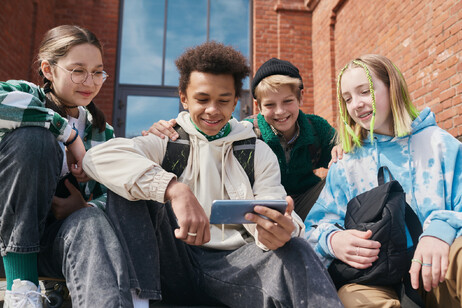 Adolescenti guardano video sullo smartphone foto iStock.