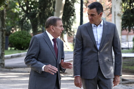 El premier Pedro Sánchez junto al líder opositor Edmundo Gonzáles