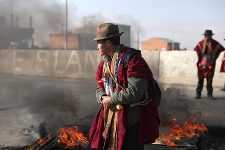 Un "poncho rojo", indígena del Altiplano, en uno de los cortes de carreteras.