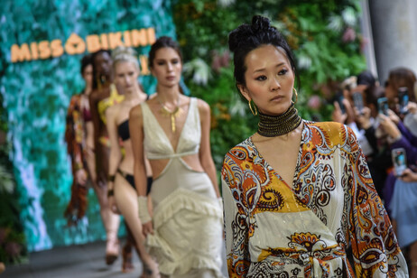 Desfile de moda praia feminina na Semana de Moda de Milão