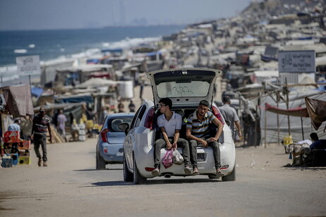 Palestinos deslocados em Deir Al-Balah, na Faixa de Gaza