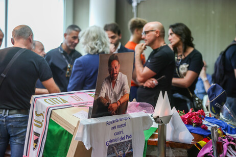 Velório de Totò Schillaci no Estádio Renzo Barbera, em Palermo