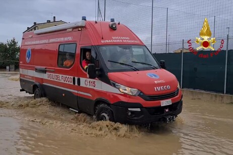 Maltempo, interventi dei vigili del fuoco ad Ancona per strade allagate e soccorsi