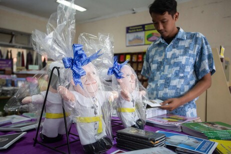 Bonecos e livros do papa Francisco são vendidos em livraria na igreja de Santo Antônio em Yogyakarta