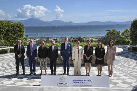 Ministros da Cultura do G7 posam para foto em Nápoles