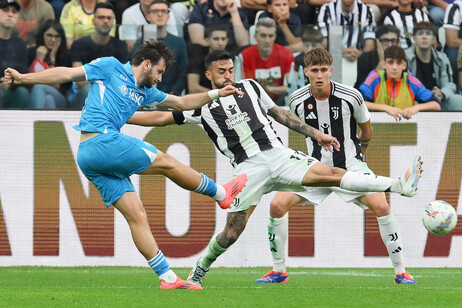 Os jogadores Nico González, da Juventus, e Khvicha Kvaratskhelia, do Napoli, em ação neste sábado