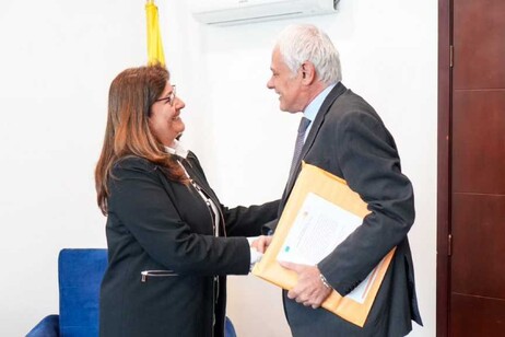 La ministra con el embajador italiano.