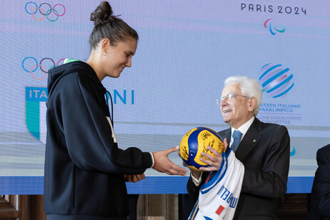 Mattarella recebeu a bola usada na decisão olímpica do vôlei feminino