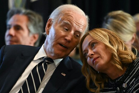 O presidente dos EUA, Joe Biden,  em conversa com a premiê da Itália, Giorgia Meloni