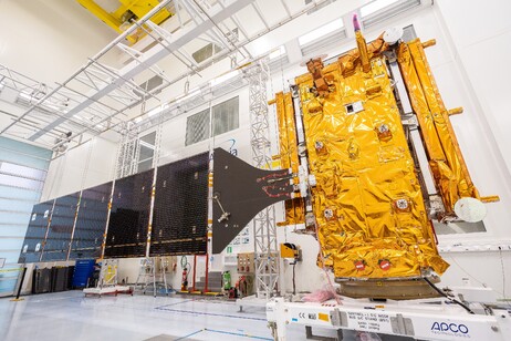 Il satellite Sentinel 1C in fase di test del dispiegamento dei pannelli solari (fonte: Thales Alenia Space_ImagIn)