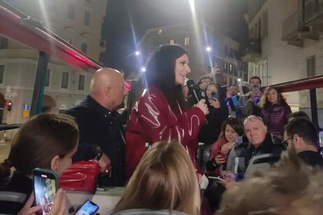 Laura Pausini cantó 'Ciao', su nuevo single, a bordo de un bus en Milán