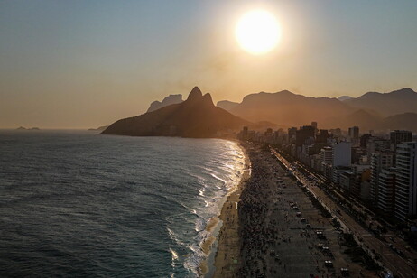 El sol impacta abrasador sobre las platas de Río de Janeiro