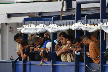 Migrantes desembarcaram no sul da Itália durante a última noite