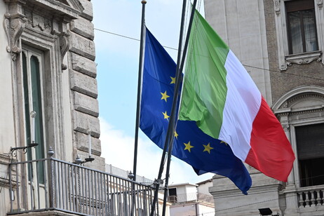 Bandeiras no Palácio Chigi, sede do governo italiano