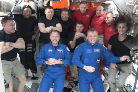 Il nuovo equipaggio della Stazione Spaziale, con i due della Crew 9 (in azzurro) (fonte: NASA)