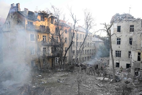 Bombardeio russo atingiu área residencial em Lviv