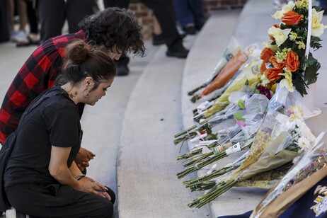 Memorial por vítimas de atentado em escola nos EUA