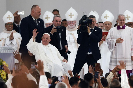 Papa celebra missa em Jacarta, capital da Indonésia