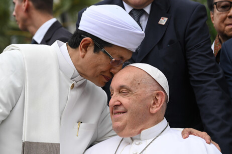 O imã Nasaruddin Umar e o papa Francisco durante encontro na mesquita Istiqlal