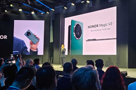 Honor lancia Magic V3, il pieghevole più sottile al mondo