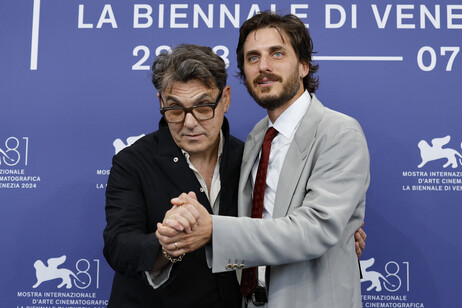 O diretor Joe Wright e o ator Luca Marinelli durante apresentação da série sobre Mussolini em Veneza