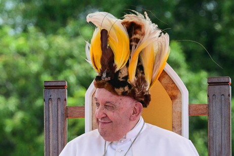 Papa Francisco recebeu um cocar de penas durante sua visita a Vanimo