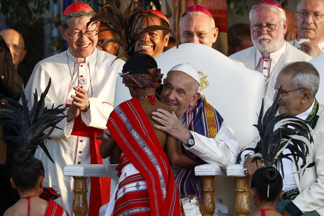 Papa Francisco abraça criança em chegada ao Timor-Leste