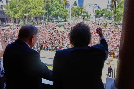 Edmundo González Urrutia y Javier Milei frente a miles de Venezolanos en los balcones de la Casa de Gobierno en Buenos Aires