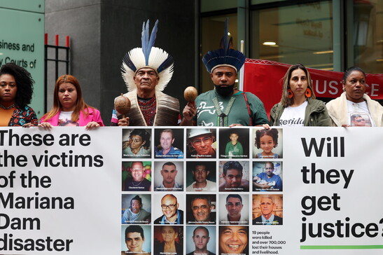 Protesto contra BHP diante da Alta Corte de Londres