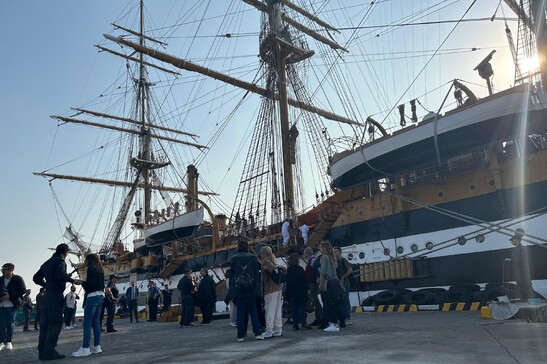 El Amerigo Vespucci en Abu Dhabi. La tripulación se reencuentra con sus familiares para la Navidad (ANSA)