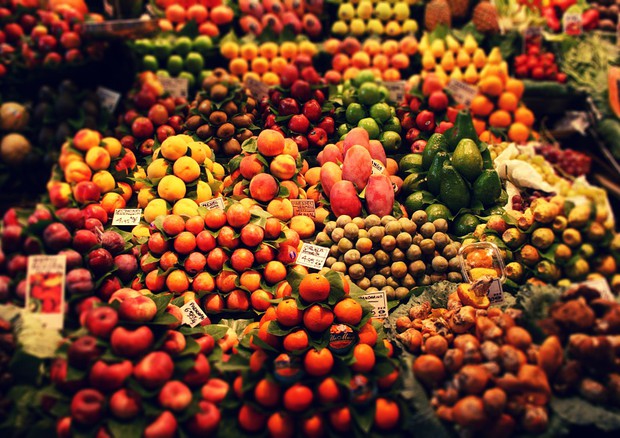 Un banco di frutta al mercato (fonte: Pixabay) (ANSA)