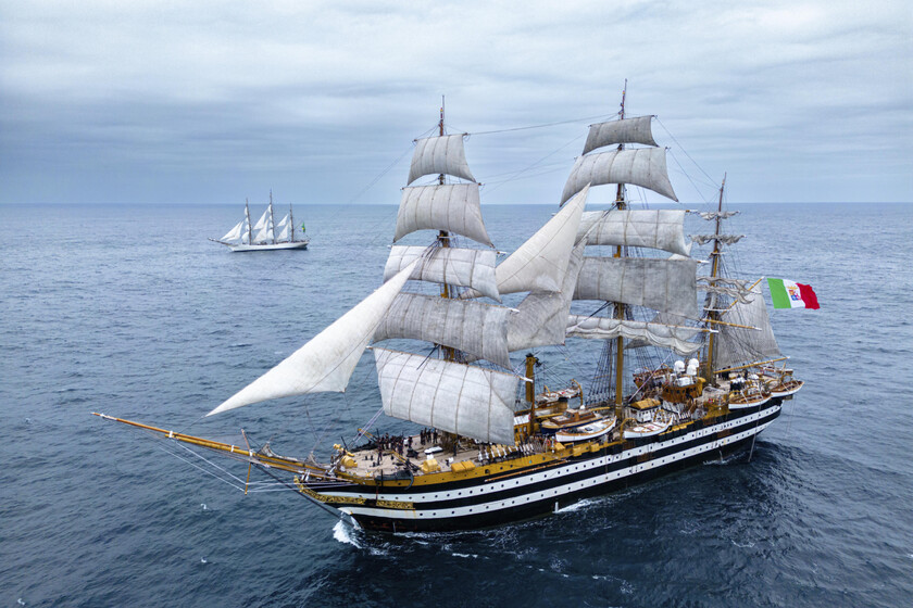 La nave escuela Amerigo Vespucci deja Chile y continúa su tour