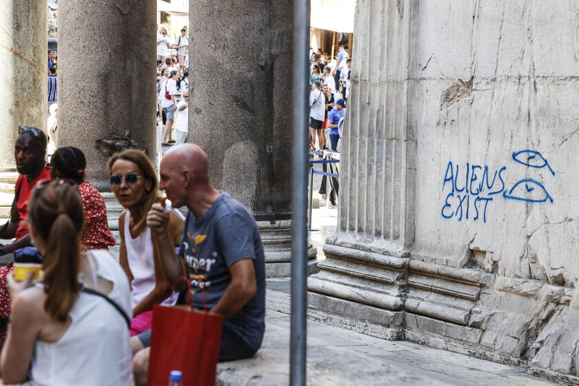 Scritta sul Pantheon, Lapo Elkann: "citt? dove tutto ? permesso" - ALL RIGHTS RESERVED