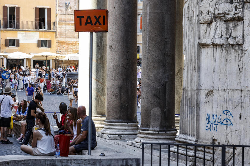 Scritta sul Pantheon, Lapo Elkann: "citt? dove tutto ? permesso" - ALL RIGHTS RESERVED