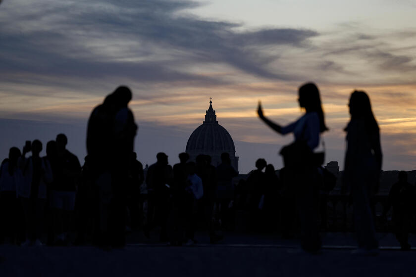 Italianos apreciam pôr do sol próximo do Vaticano