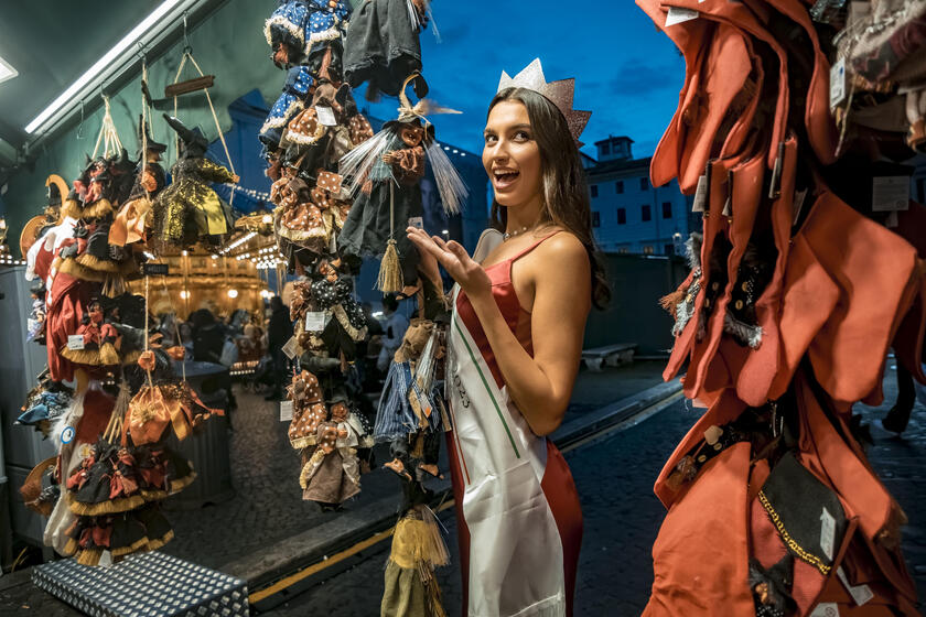 Miss Itália 2023 passeou e fez sessão de fotos na Piazza Navona