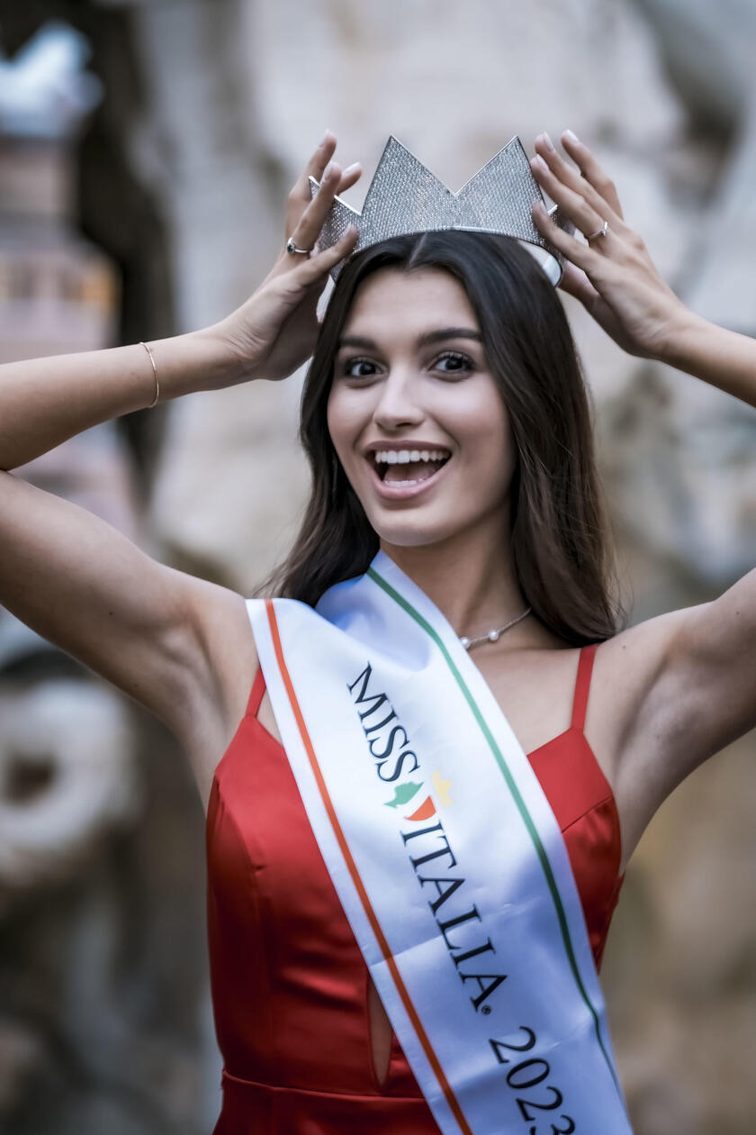 Miss Itália 2023 passeou e fez sessão de fotos na Piazza Navona