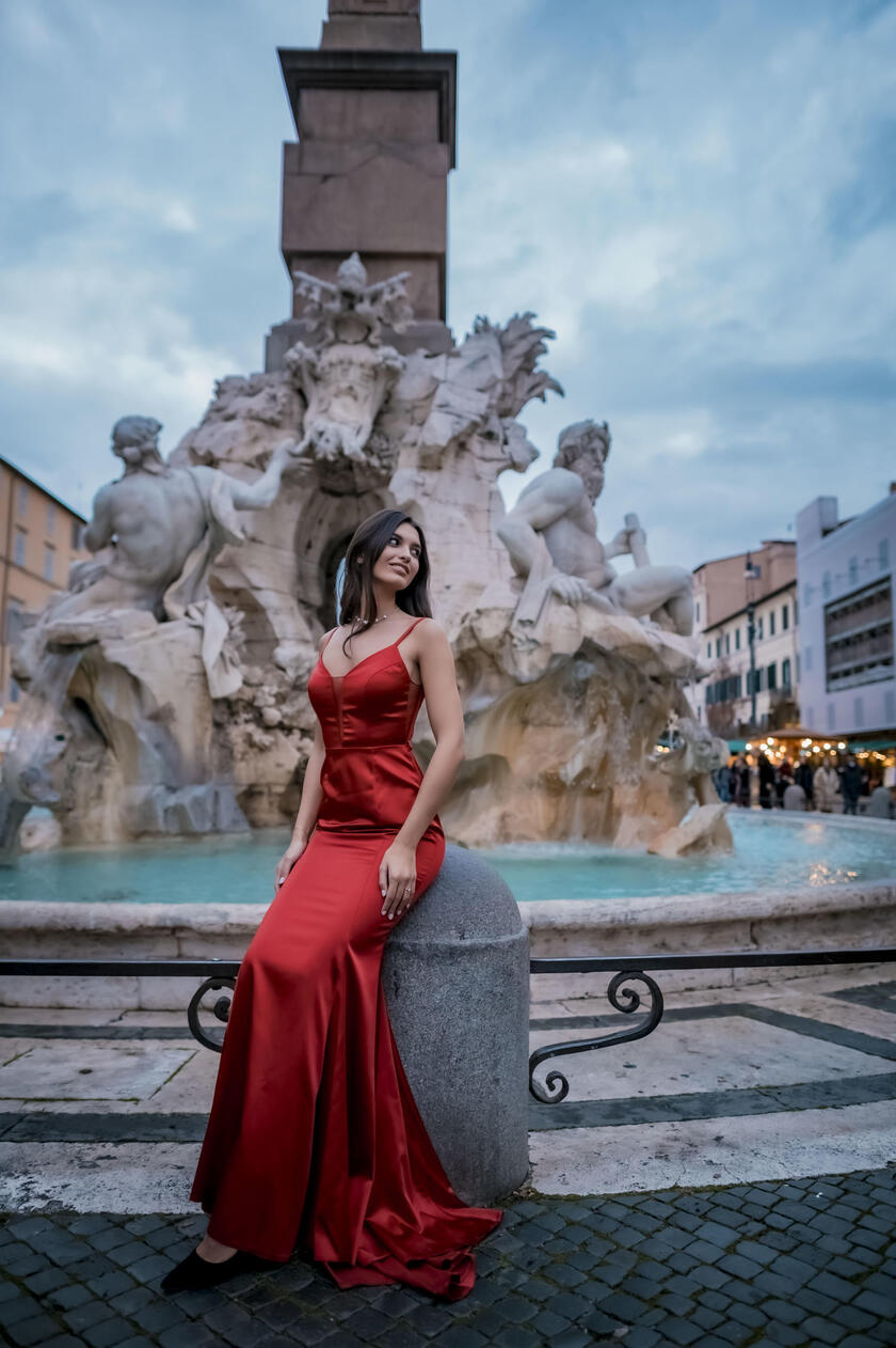 Miss Itália 2023 passeou e fez sessão de fotos na Piazza Navona