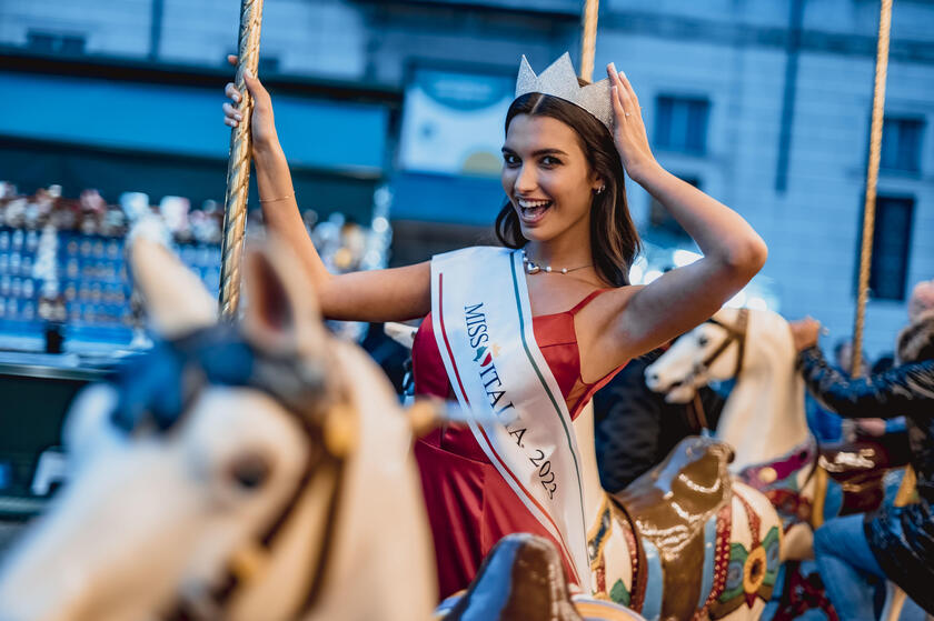 Miss Itália 2023 passeou e fez sessão de fotos na Piazza Navona