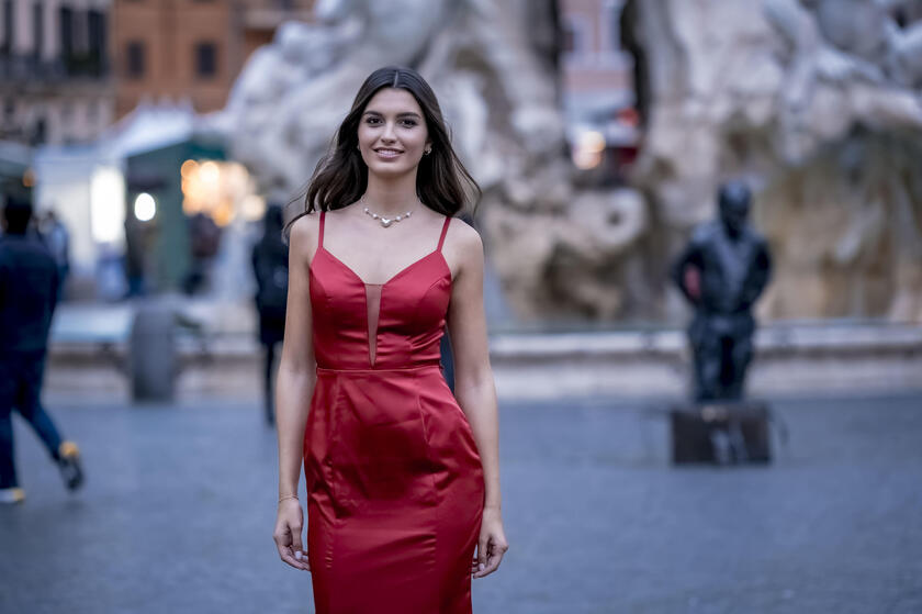 Miss Itália 2023 passeou e fez sessão de fotos na Piazza Navona