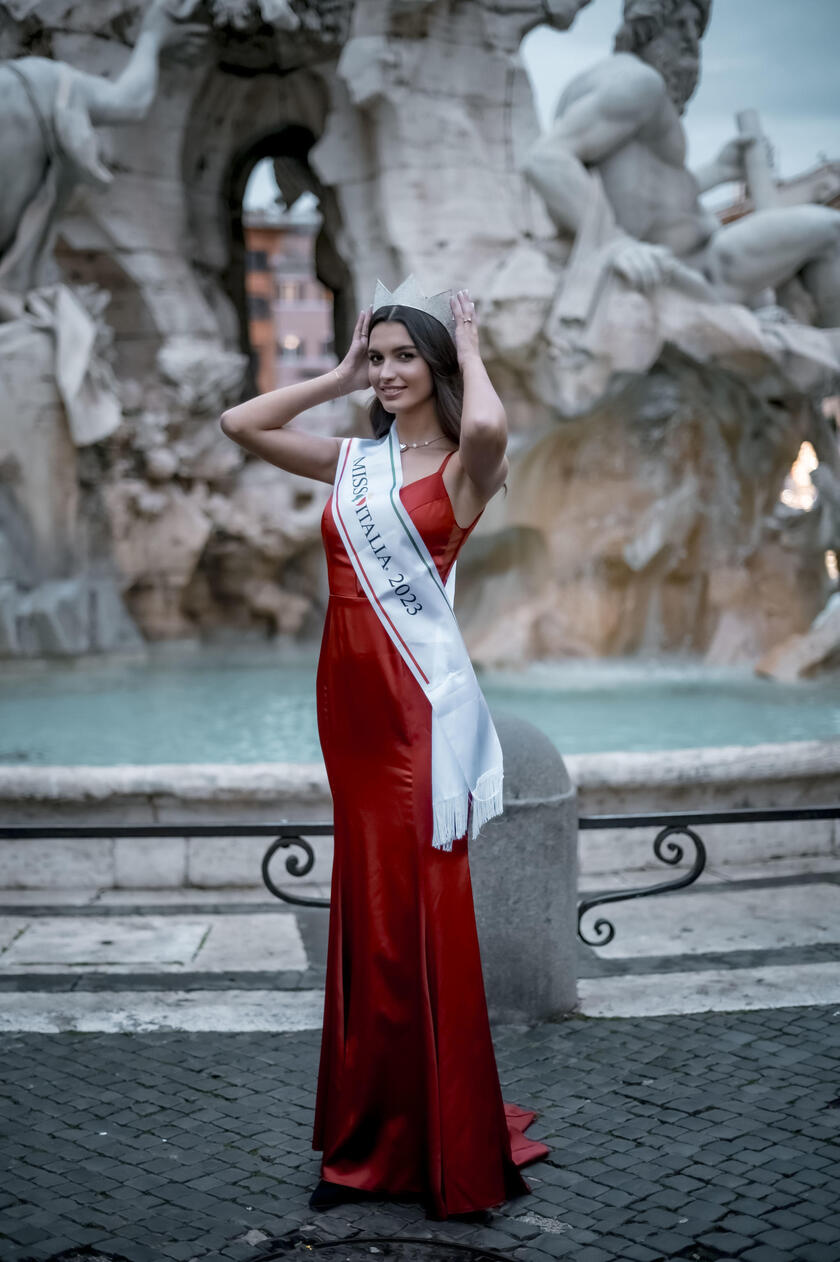 Miss Itália 2023 passeou e fez sessão de fotos na Piazza Navona