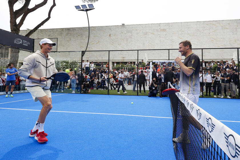 Padel: Totti sfida Sinner 'Ãù uno sport che ti fa stare bene'