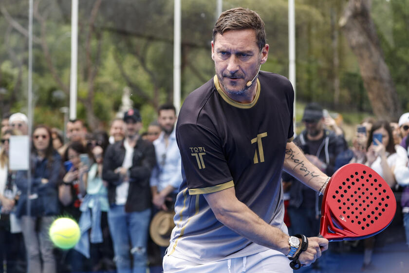 Padel: Totti sfida Sinner 'Ãù uno sport che ti fa stare bene'