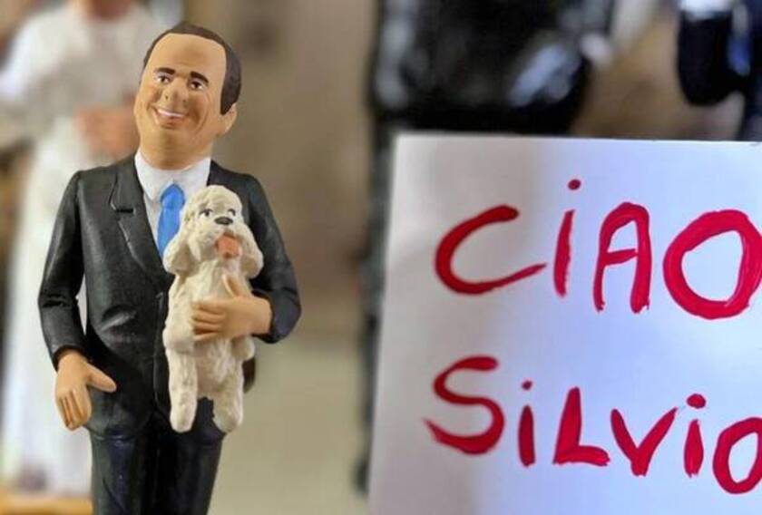 La estatuilla de terracota de Silvio Berlusconi expuesta en San Gregorio Armeno en el taller del artesano de belenes Genny Di Virgilio, con una etiqueta junto a ella con la inscripción 'Ciao Silvio' (ANSA)