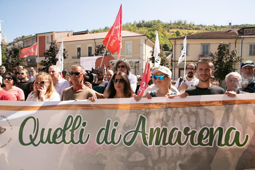 Milhares protestam em Pescina por assassinato da ursa Amarena