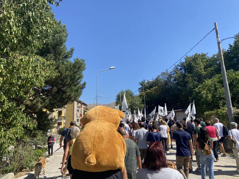 Milhares protestam em Pescina por assassinato da ursa Amarena