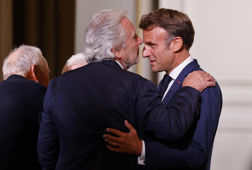 France 's President Emmanuel Macron awards Grand 'croix de la Legion d 'honneur to French actress Line Renaud - RIPRODUZIONE RISERVATA