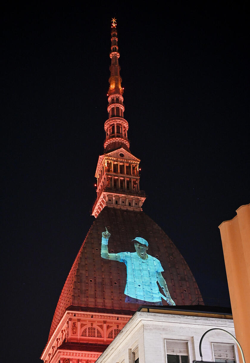 Sinner: Torino illumina la Mole e i ponti in segno di omaggio - RIPRODUZIONE RISERVATA